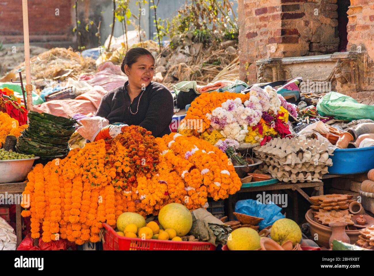 Mujer en el puesto del mercado, 20-30 años de edad, puesto de verduras Foto de stock