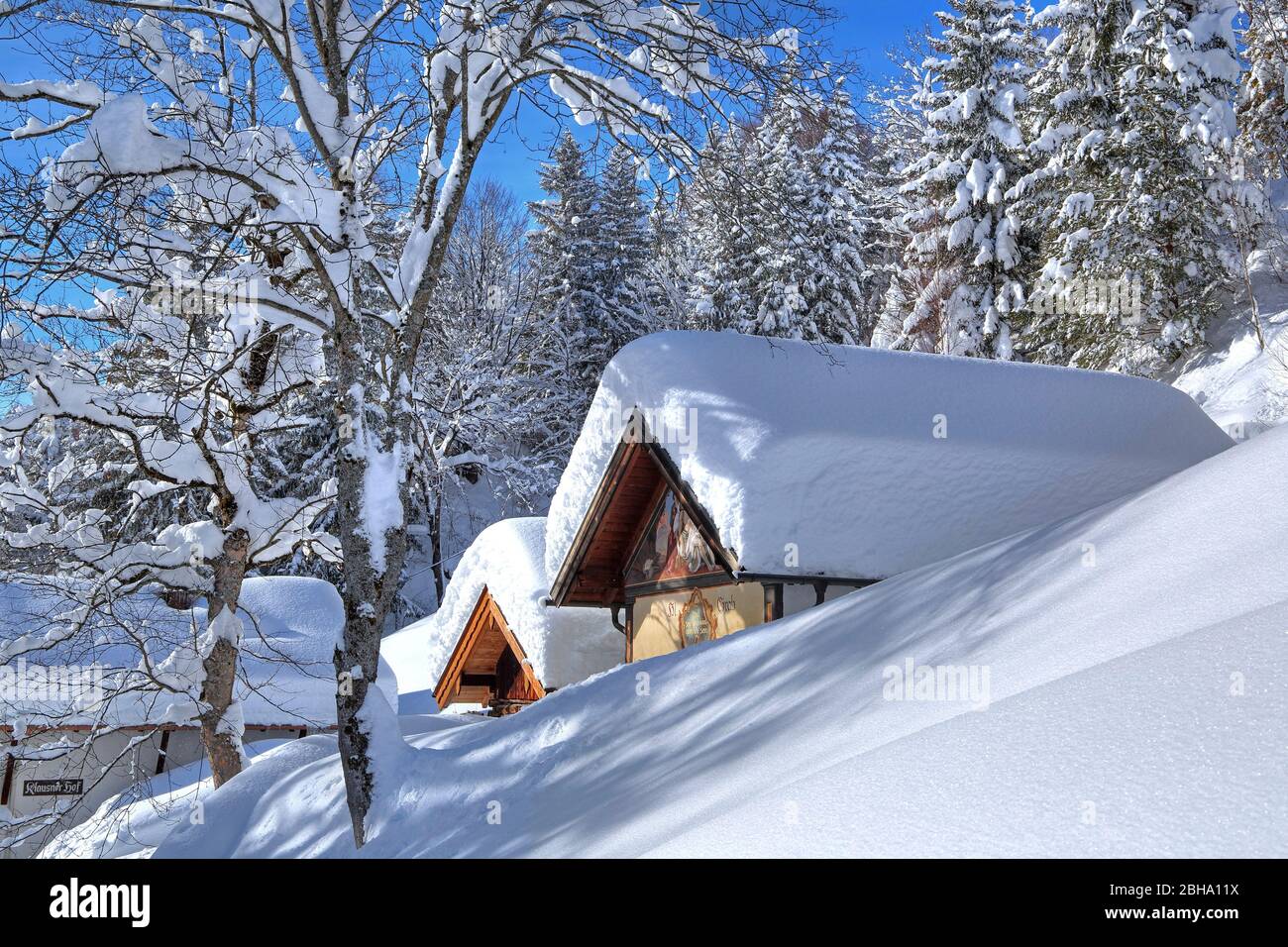 Capilla cubierta de nieve en la colina del Calvario, Mittenwald, Werdenfelser Land, Alta Baviera, Baviera, Alemania Foto de stock