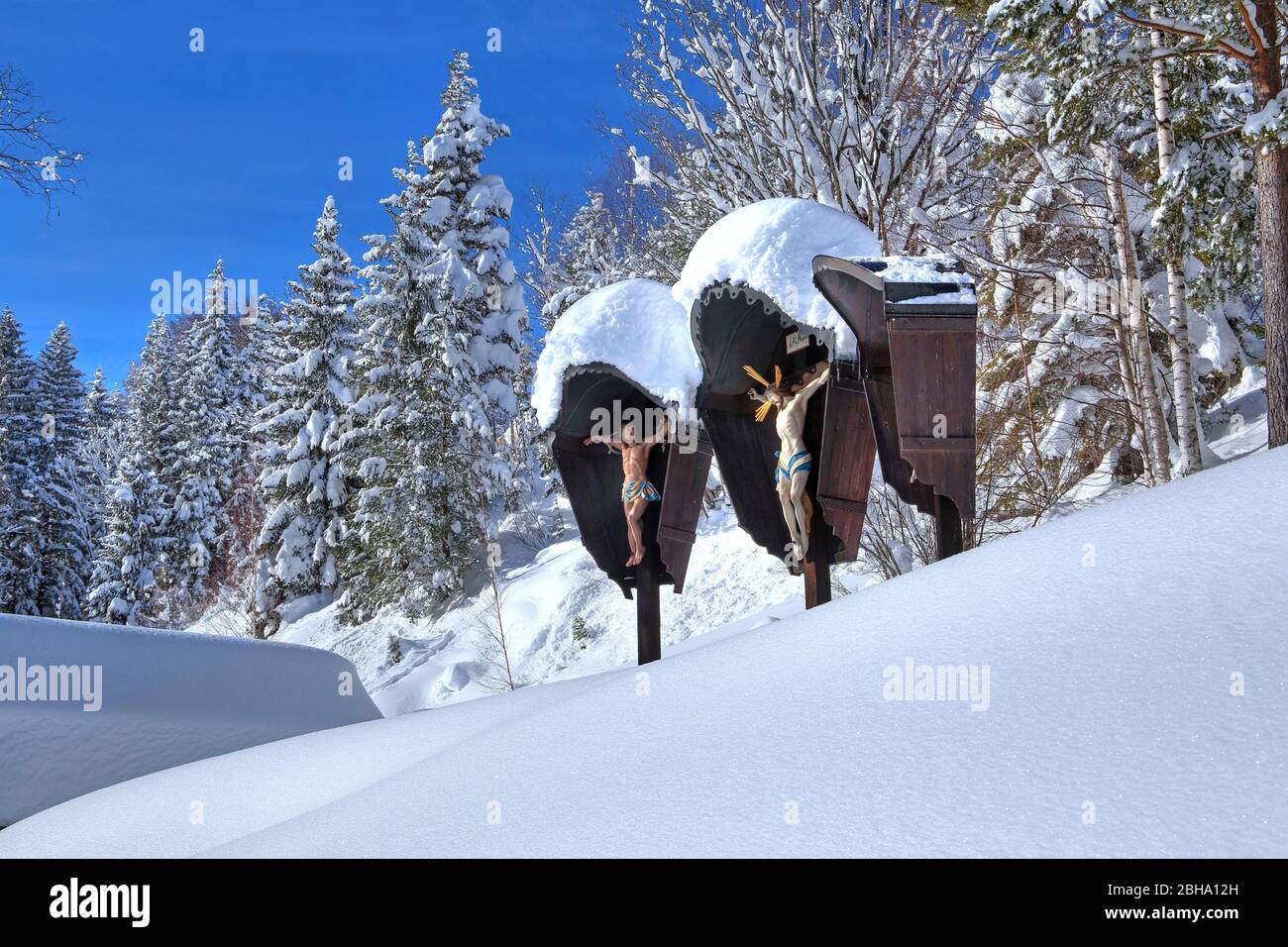 Crucifijos cubiertos de nieve en la colina del Calvario, Mittenwald, Werdenfelser Land, Alta Baviera, Baviera, Alemania Foto de stock