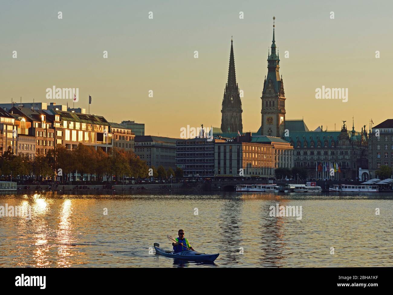 Europa, Alemania, Hamburgo, Ciudad, Binnenalster (lago Alster interior), torres de la ciudad, barco de remos, luz de noche, Foto de stock