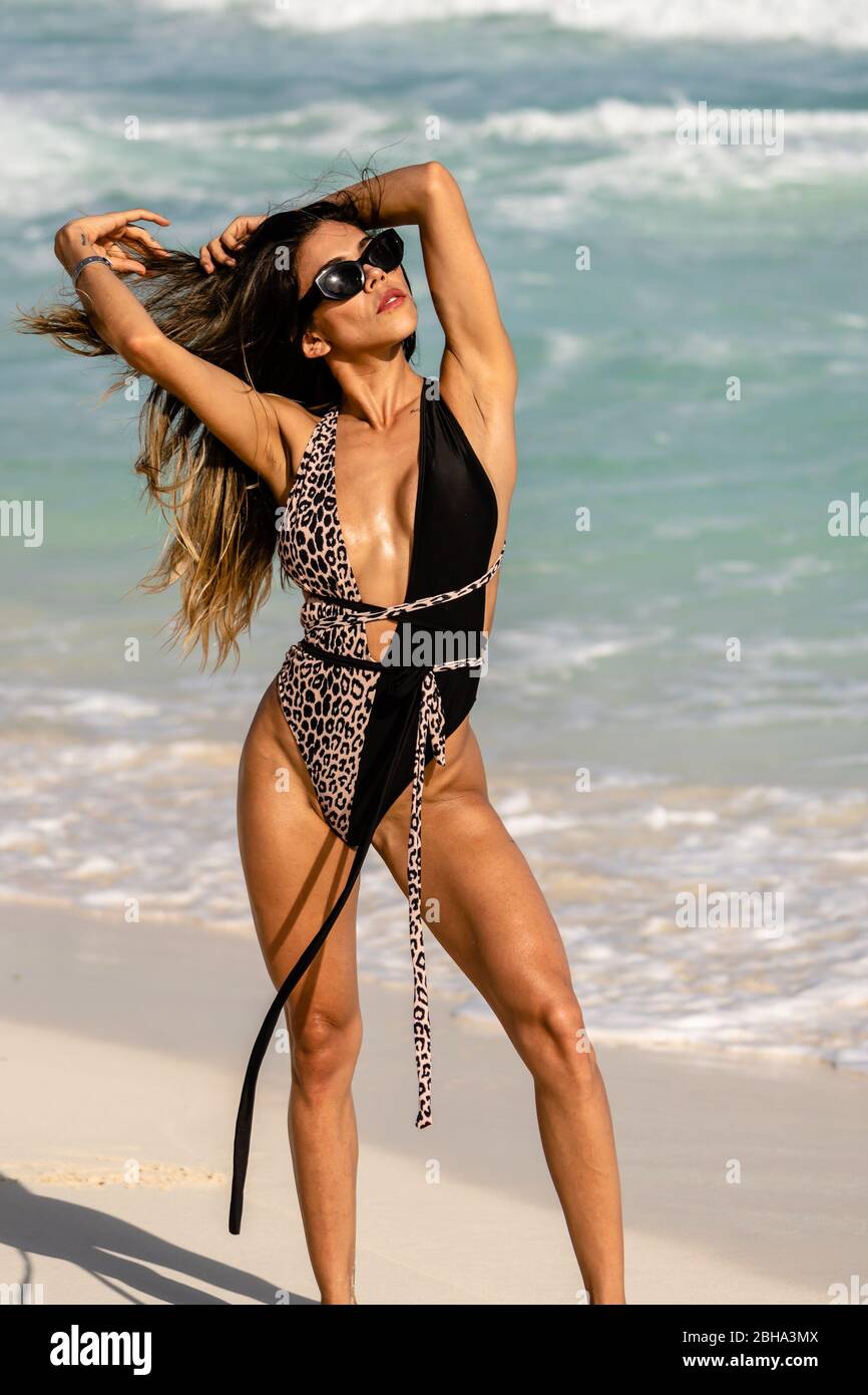 Woman thin bikini abs fotografías e imágenes de alta resolución - Alamy