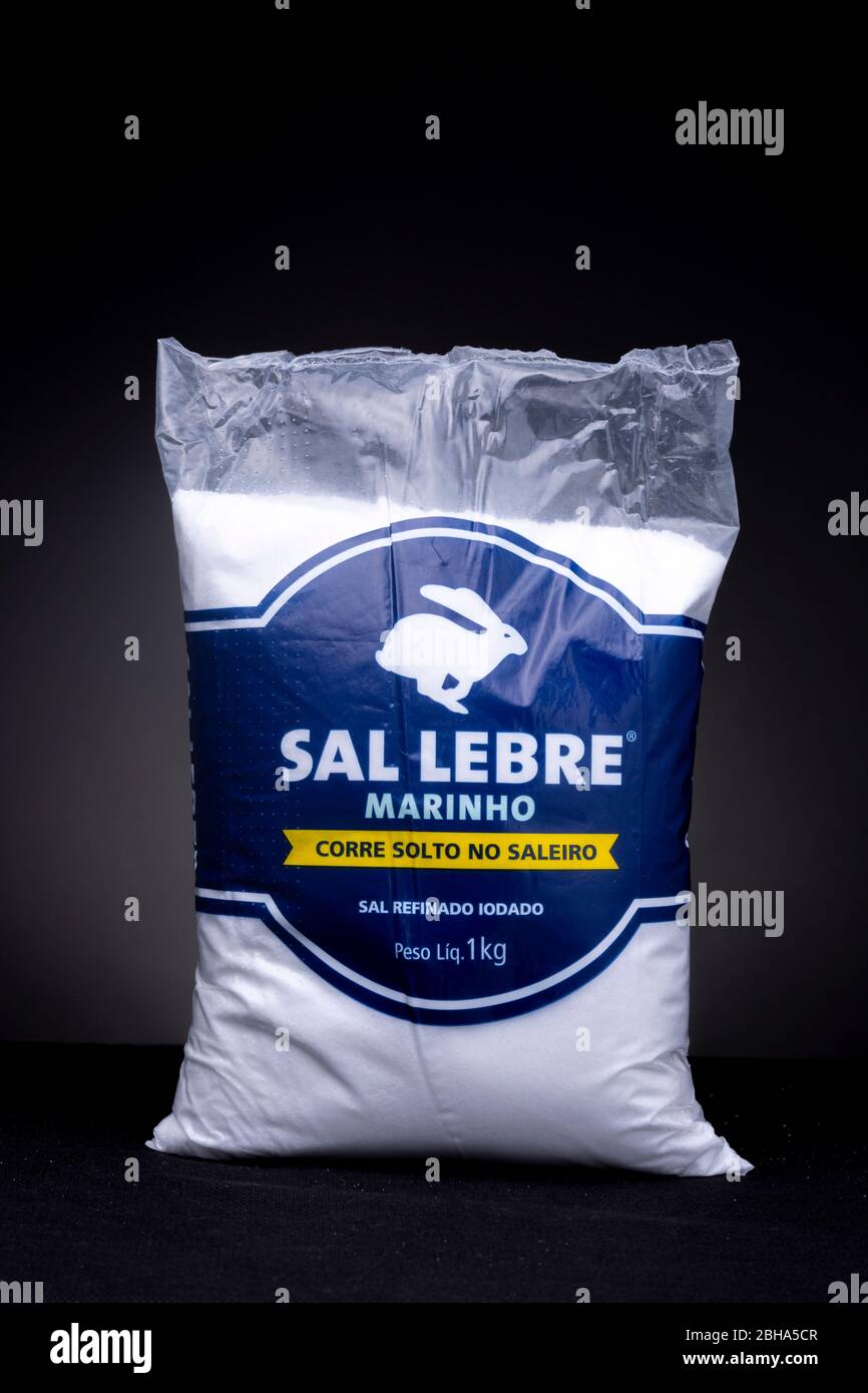 Paquete de una kilo de sal blanca refinada brasileña de cocina de la Marca  Lebre sobre fondo gris oscuro Fotografía de stock - Alamy