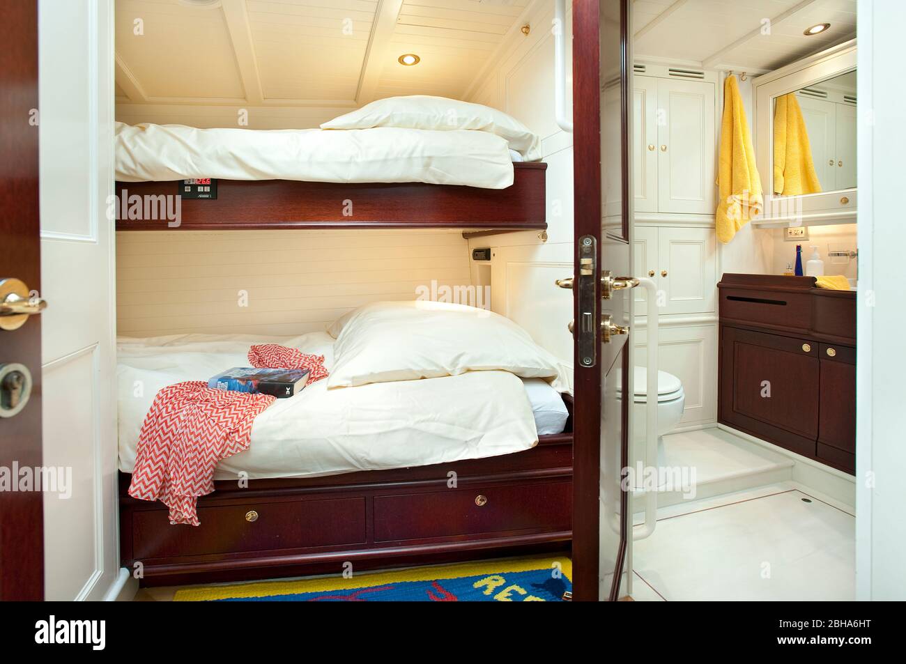Bunk beds cabin fotografías e imágenes de alta resolución - Alamy