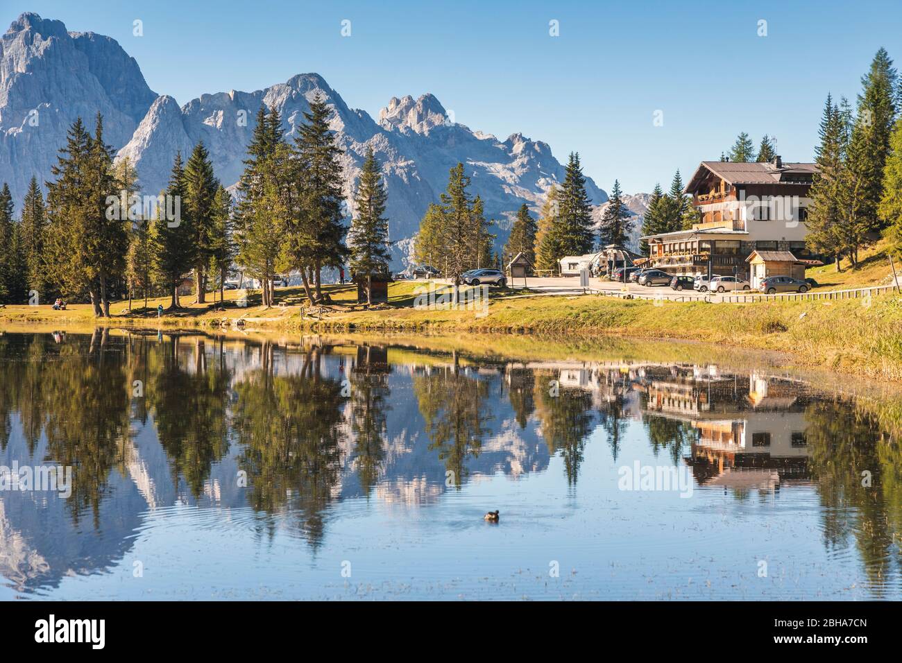 El lago de Antorno, cerca de Misurina, a lo largo de la carretera a la Tre Cime di Lavaredo, Auronzo di Cadore, Dolomitas, Belluno, Veneto, Italia Foto de stock
