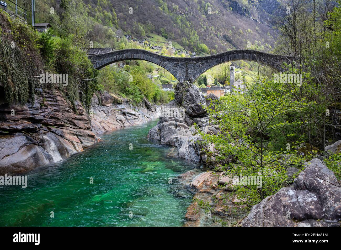 Suiza, Tesino, Locarno, Valle de Verzasca, Puente Romano Ponte Dei Salti, a través de Verzasca, agua verde, rocas lisas Foto de stock