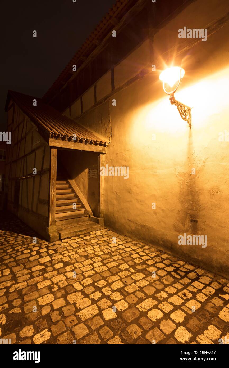 Vistas a la ciudad, muralla de la ciudad, hora azul, invierno, Nördlingen, Donau Ries, Baviera, Alemania, Europa Foto de stock