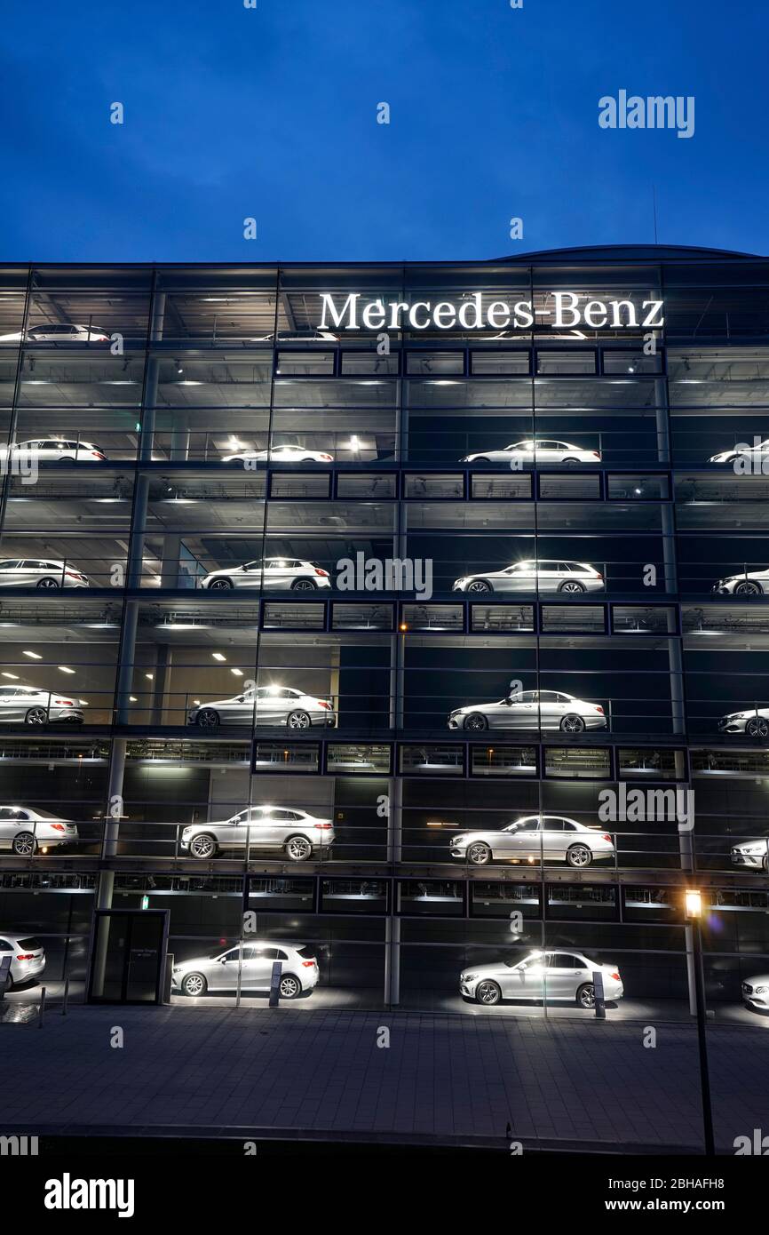 Alemania, Baviera, Munich, Mercedes-Benz sucursal, exterior, expide coches en seis plantas Foto de stock