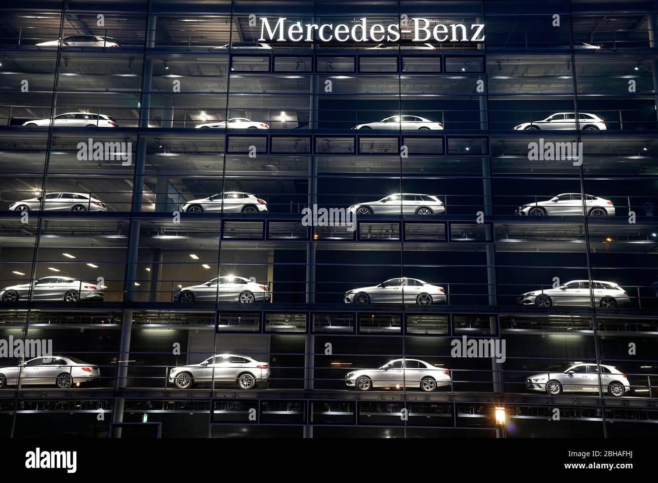 Alemania, Baviera, Munich, Mercedes-Benz sucursal, exterior, expide coches en seis plantas Foto de stock