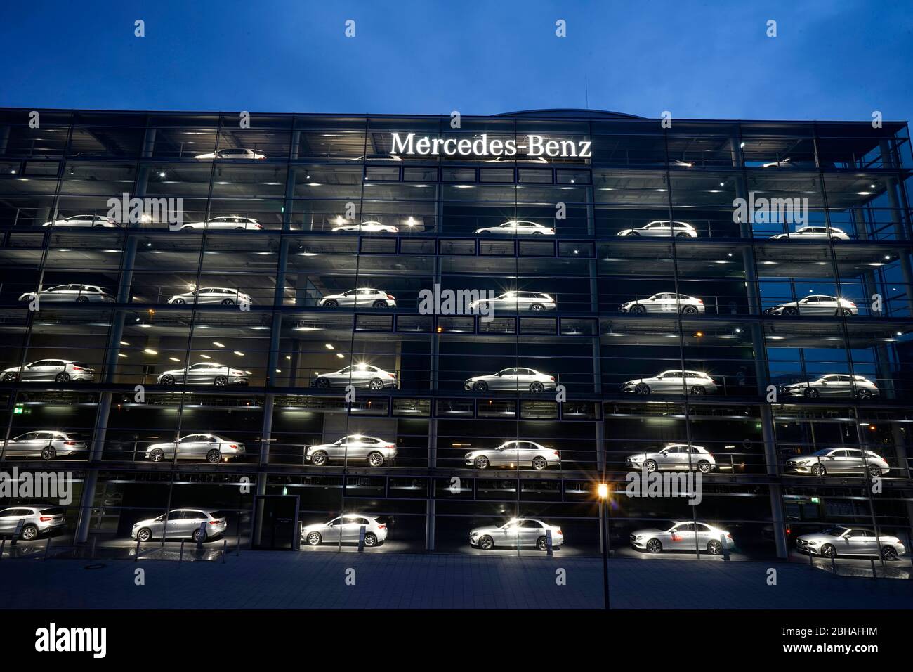 Alemania, Baviera, Munich, Mercedes-Benz sucursal, exterior, expide coches en seis plantas Foto de stock