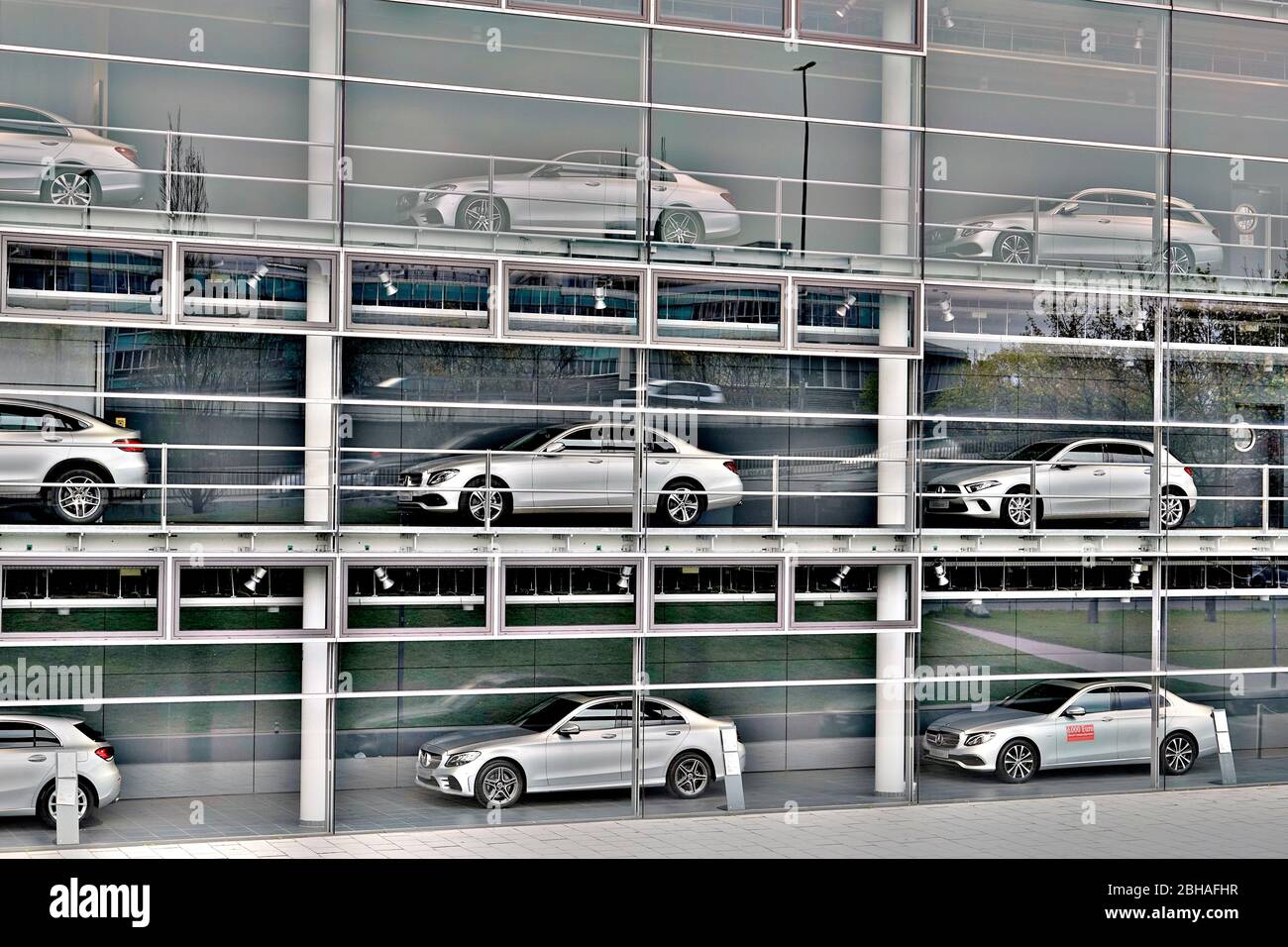 Alemania, Baviera, Munich, Mercedes-Benz, sucursal, exterior, vehículos emitidos en tres plantas, (M) Foto de stock