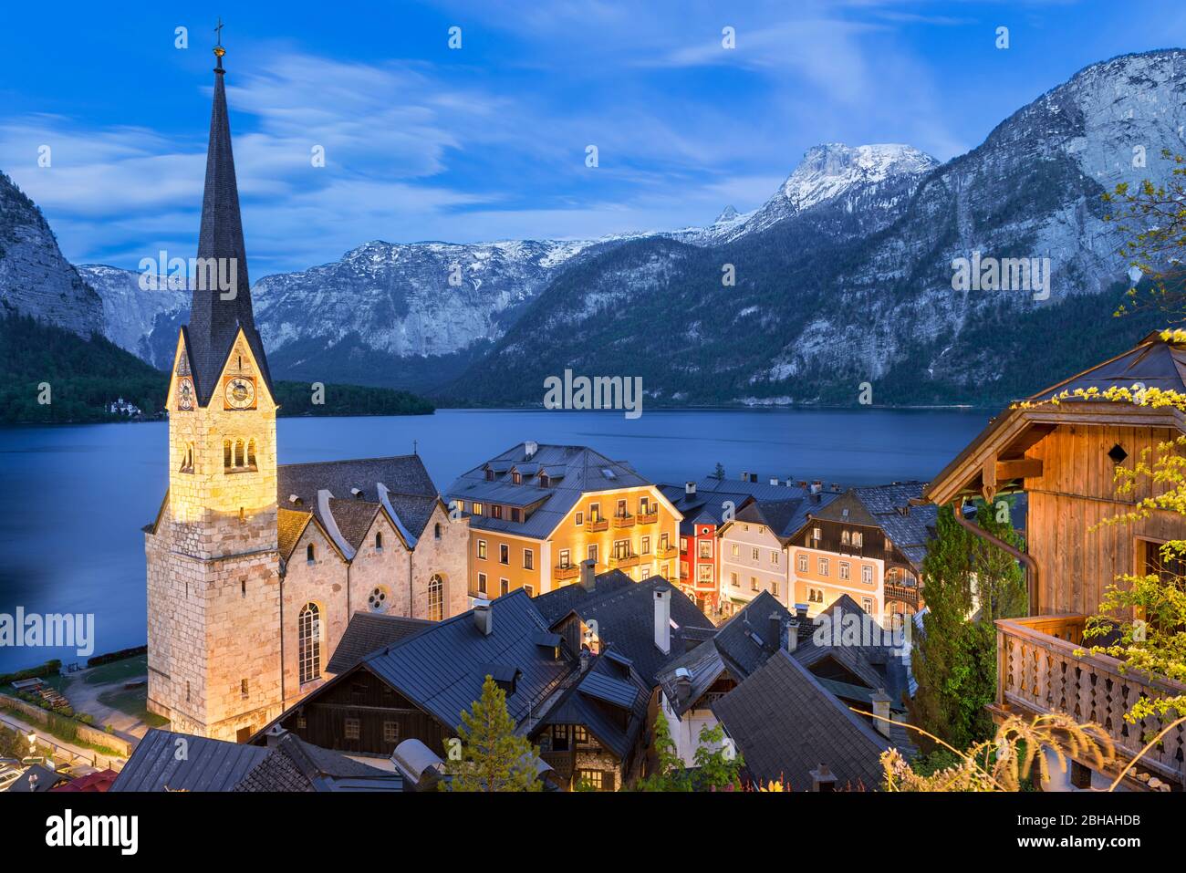 Famoso pueblo de montaña Hallstatt durante la noche, Austria Foto de stock