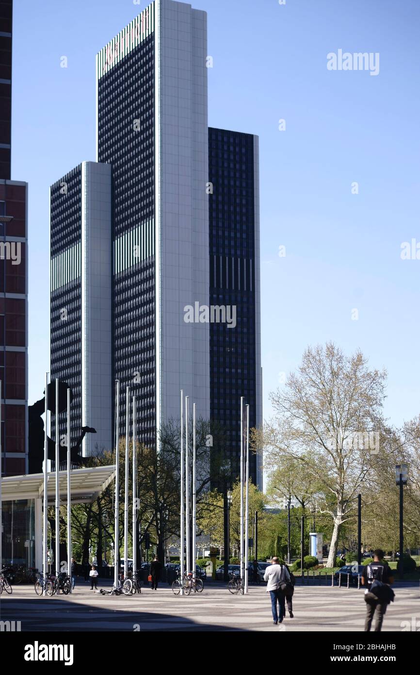 La plaza frente al hotel de lujo de 5 estrellas Marriott Hotel es un rascacielos en la feria de Frankfurt. Foto de stock