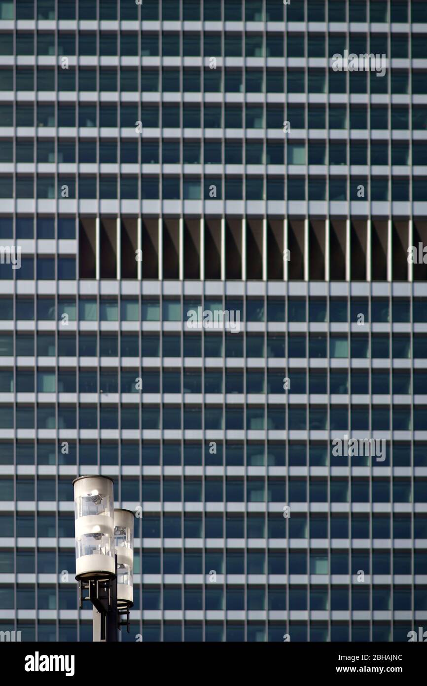 Una moderna farola es ver la fachada del rascacielos City House 1 en el distrito Westend en Frankfurt. Foto de stock