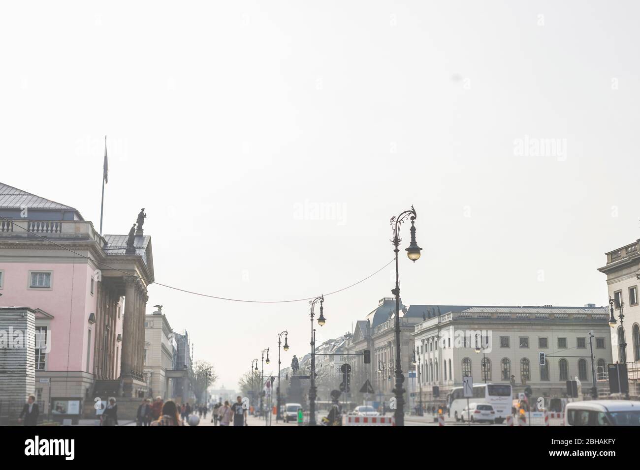 Berlin Boulevard Unter den Linden: Farolas ornamentadas en la altura de la Ópera Estatal Alemana. Foto de stock