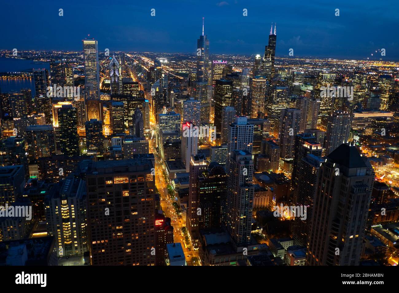 Torres de oficinas del centro de Chicago fotografiadas desde el Observatorio John Hancock. Willis Tower, anteriormente Sears Tower, diseñado por el arquitecto Fazlur Rahman Khan, una vez el rascacielos más alto del mundo, está en el centro derecho Foto de stock