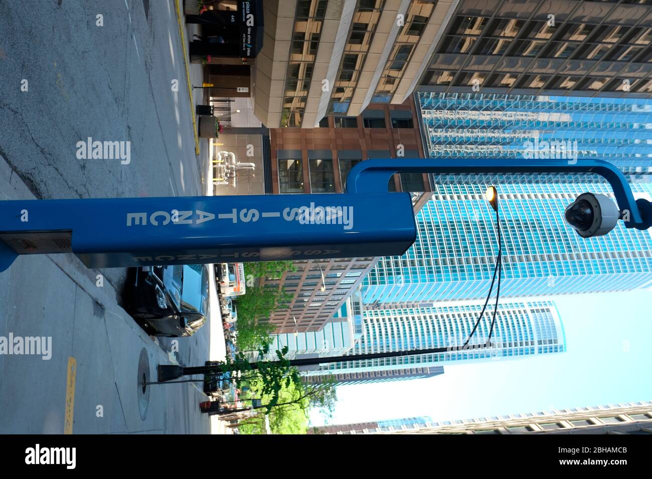 Dispositivo de comunicación de emergencia con cámara. Centro de Chicago, Illinois. Foto de stock