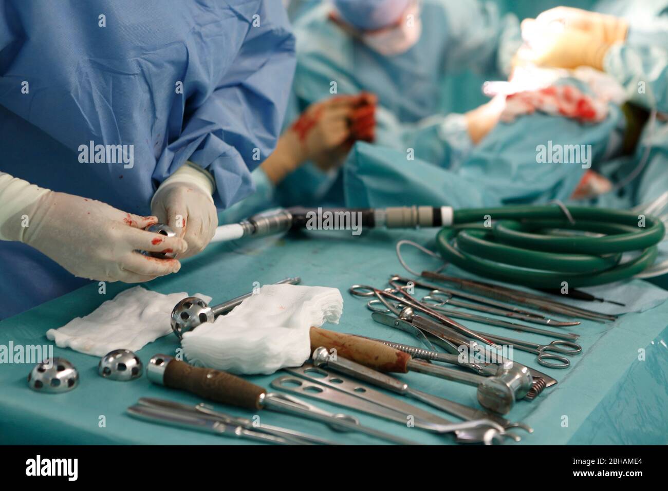 Cirujanos que realizan un reemplazo de cadera Foto de stock