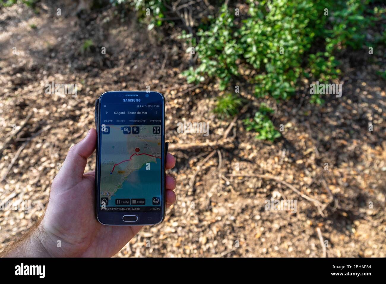 Europa, España, Cataluña, Costa Brava, búsqueda de caminos con una aplicación al aire libre en las tierras altas catalanas Massís de les Cadiretes Foto de stock