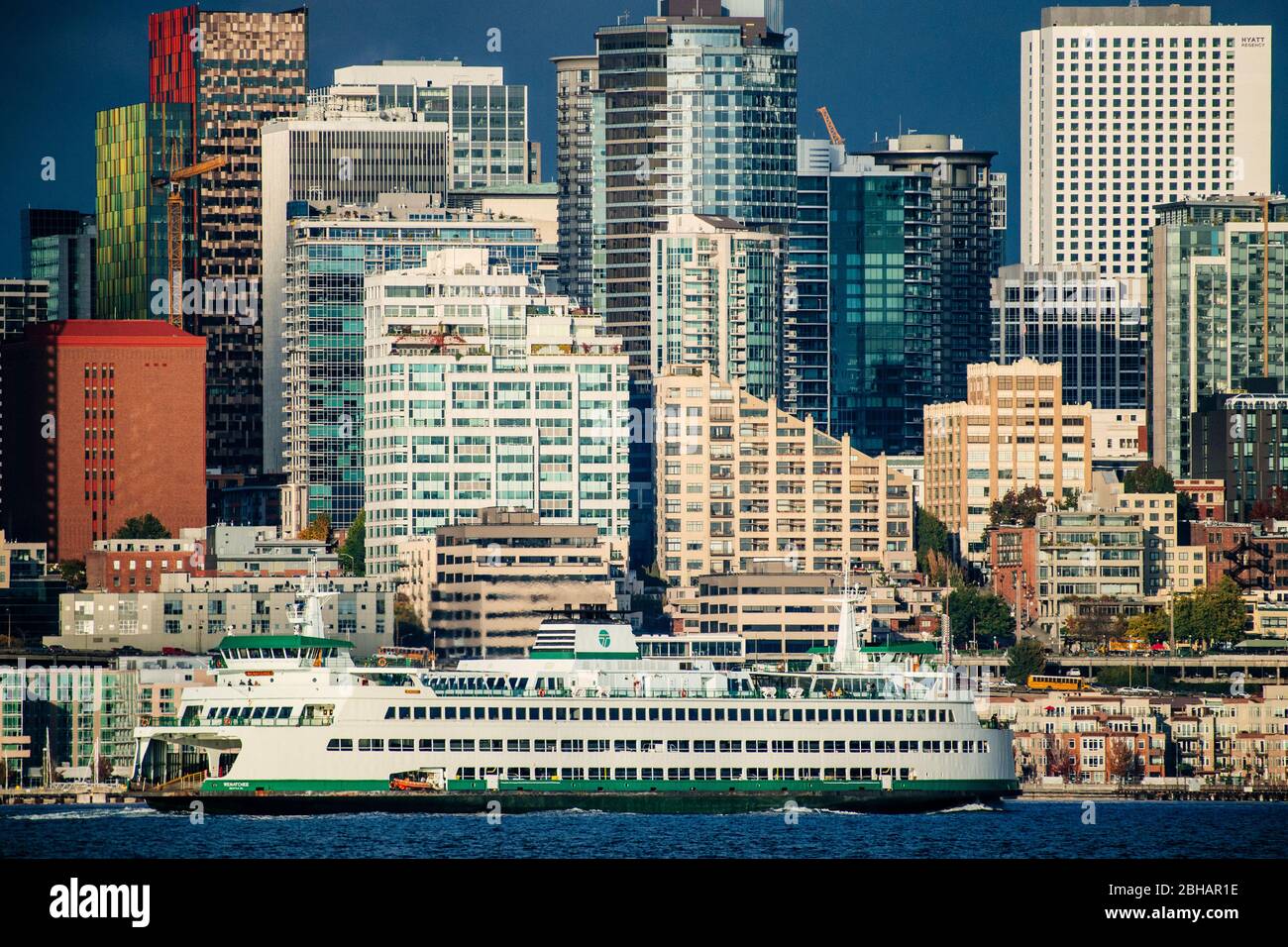 Horizonte urbano con costa, Seattle, Washington, Estados Unidos Foto de stock