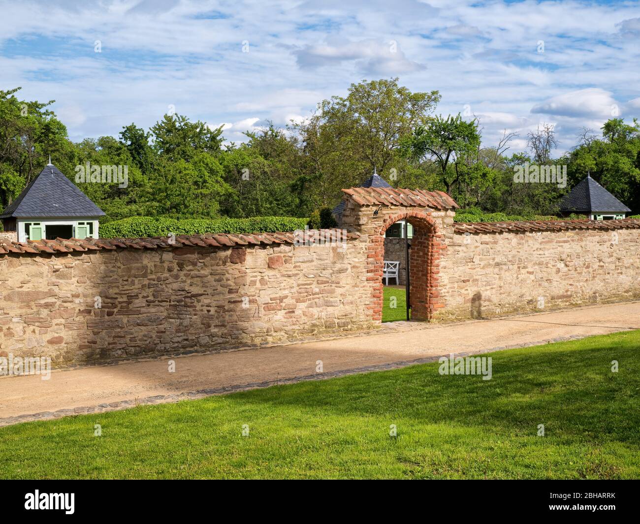 Europa, Alemania, Sajonia-Anhalt, Ilsenburg, Abadía de Drübeck, Monasterio benedictino de San Vito, siglo X, jardín del claustro con pared del claustro Foto de stock