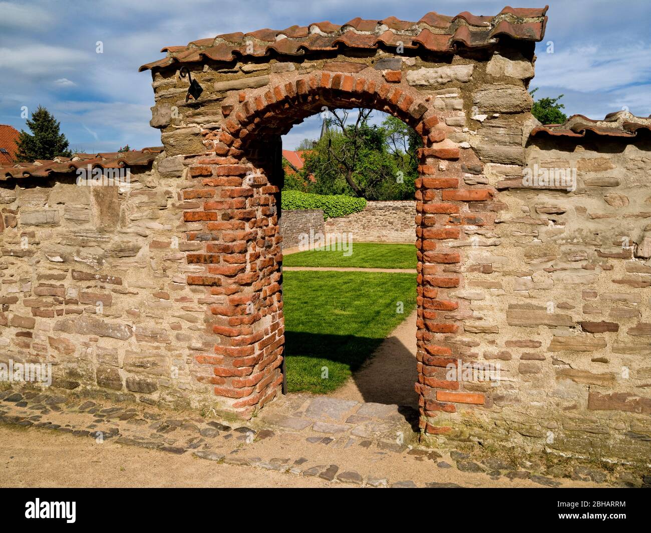 Europa, Alemania, Sajonia-Anhalt, Ilsenburg, Abadía de Drübeck, Monasterio benedictino de San Vito, siglo X, jardín del claustro con pared del claustro Foto de stock