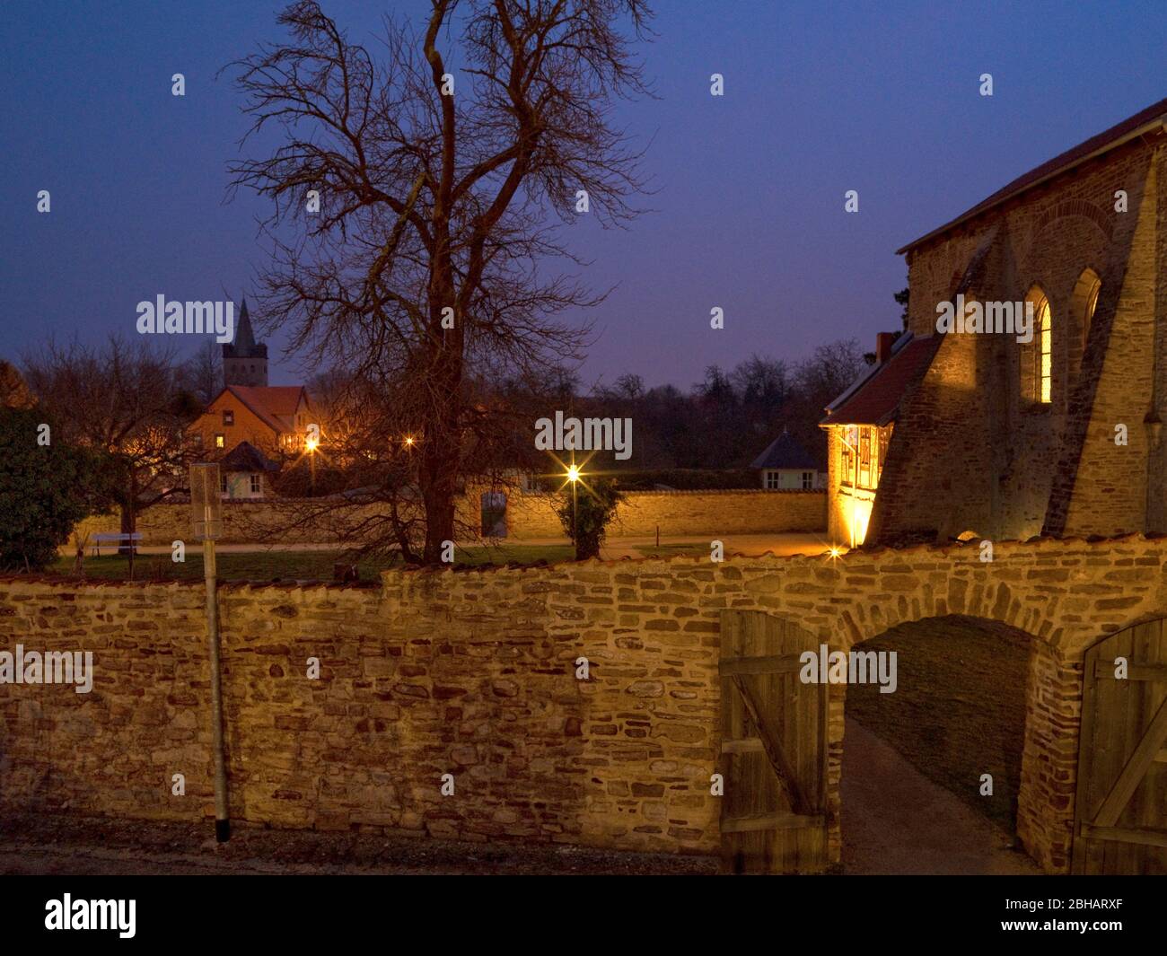 Europa, Alemania, Sajonia-Anhalt, Ilsenburg, Abadía de Drübeck, Convento benedictino de San Vito, siglo 10, humor de la noche Foto de stock