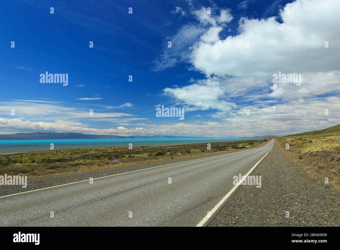 Autopista 11 a lo largo del Lago Argentino cerca de Calafate, en la Patagonia Argentina Foto de stock