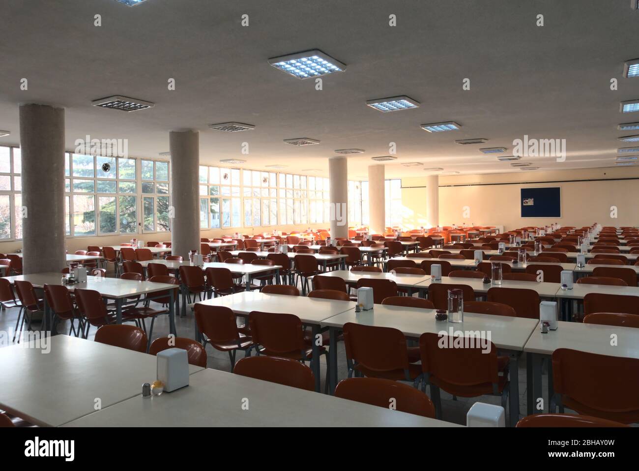 Disparo de un comedor universitario vacío después de la cancelación de  escuelas sin estudiantes en absoluto Fotografía de stock - Alamy