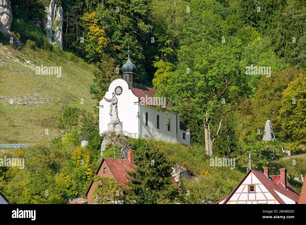 Alemania, Baden-Württemberg, Schelklingen - cabañas, vista desde el fondo del valle a la 1717/19 construida 'Capilla a la dolorosa Madre de Dios' con la estatua del 'buen Pastor' Foto de stock