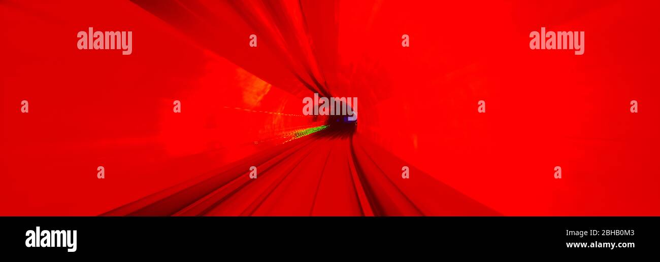 Patrones de luz abstractos del tren en movimiento, el túnel turístico Bund, provincia de Shanghai, Shanghai, China Foto de stock