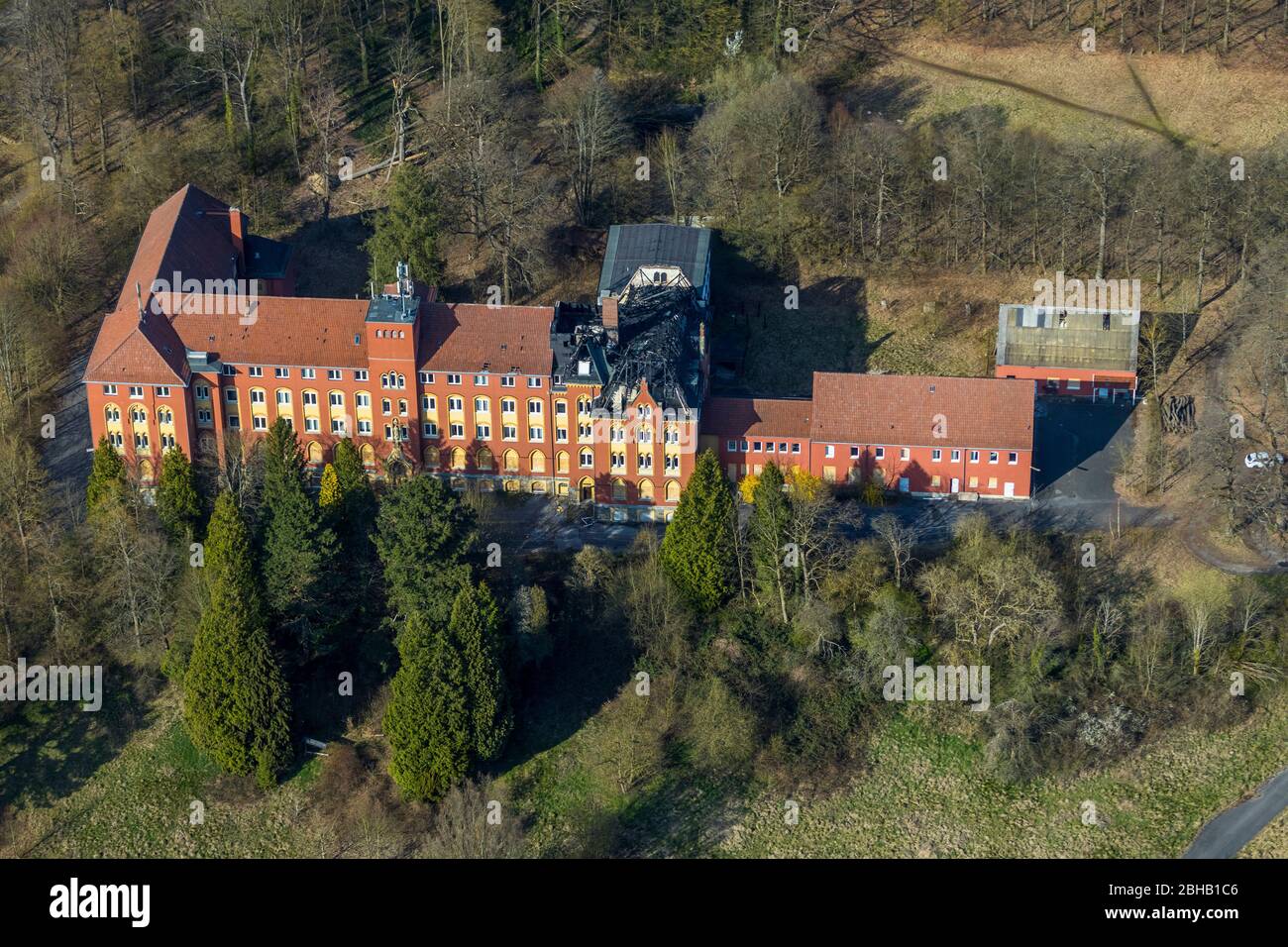 Vista aérea de la casa de retiro 'Klosterberg' con daños por incendio desde el año 2013, Oeventrop, Arnsberg, Sauerland, Renania del Norte-Westfalia, Alemania. Foto de stock