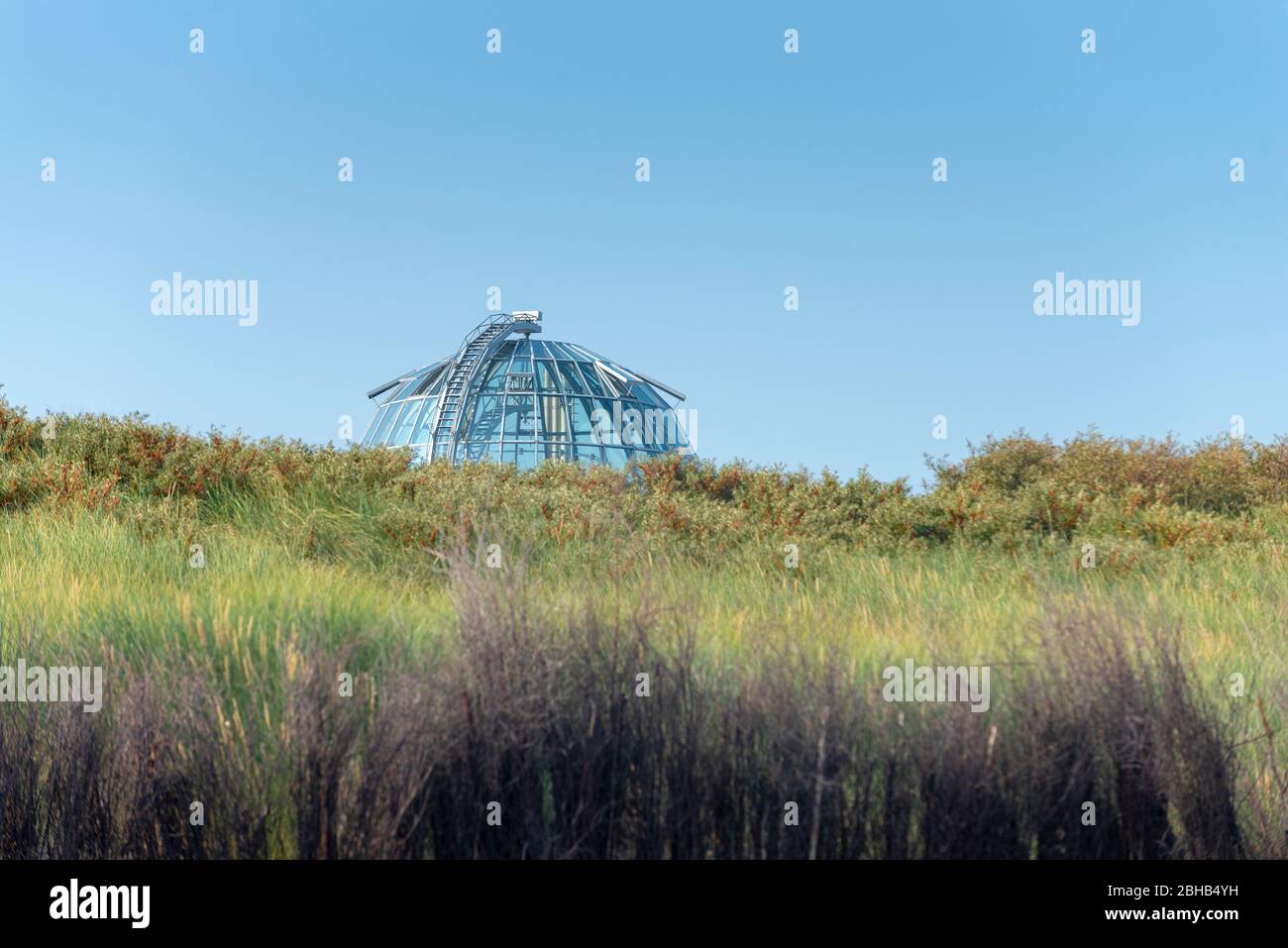 Alemania, Baja Sajonia, Frisia Oriental, Juist, la cúpula de cristal del hotel de playa sobre las dunas. Foto de stock