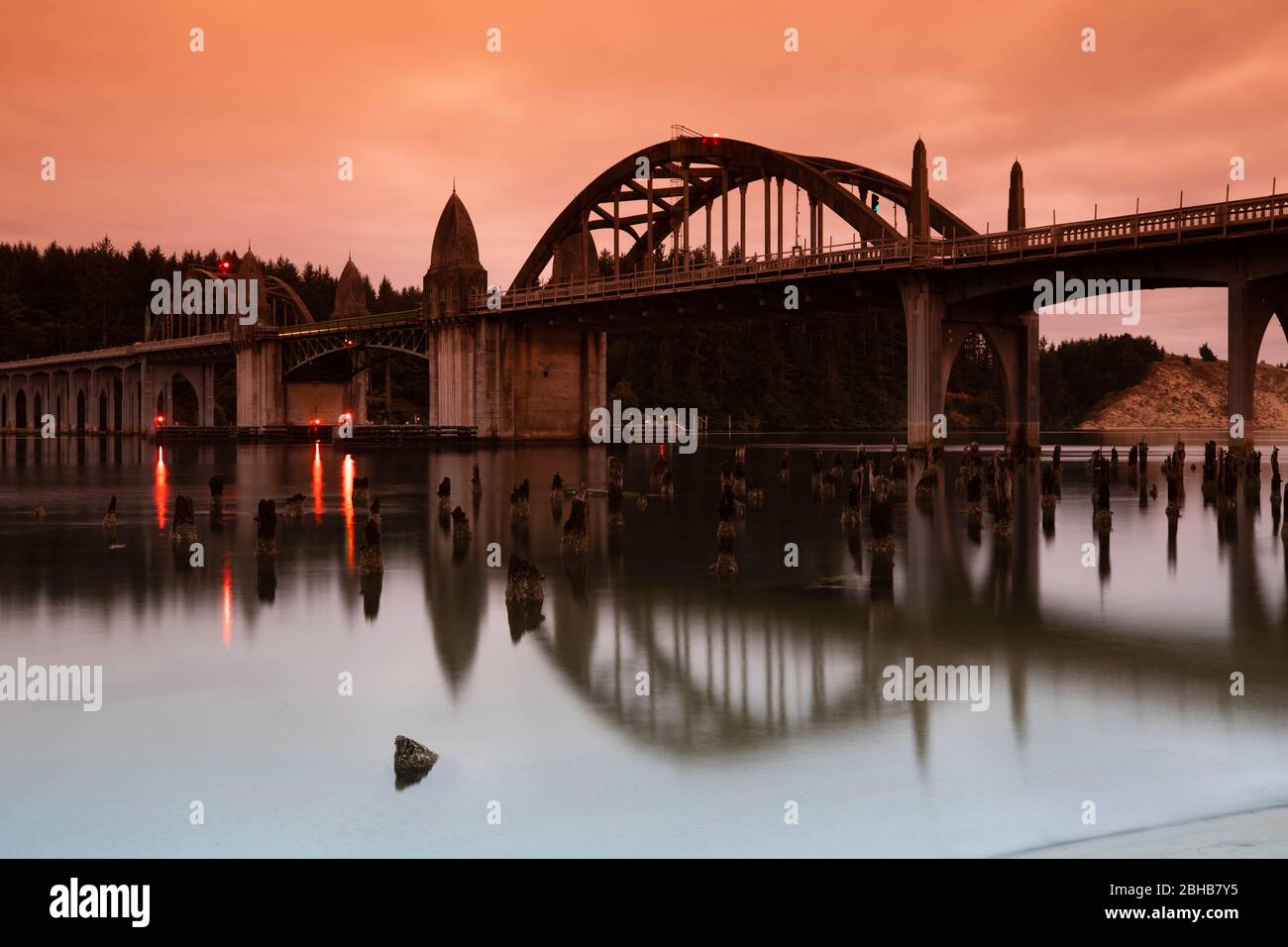 Puente del Río Siuslaw al atardecer, Florencia, Oregon, Estados Unidos Foto de stock