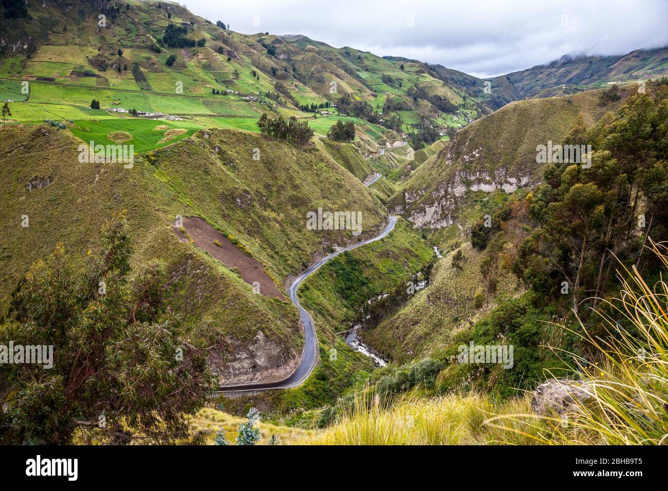 Vía Flores, antiguo camino de Ambato a Guaranda, junto al río Ambato, a través de la Cordillera de Los Andes. Foto de stock