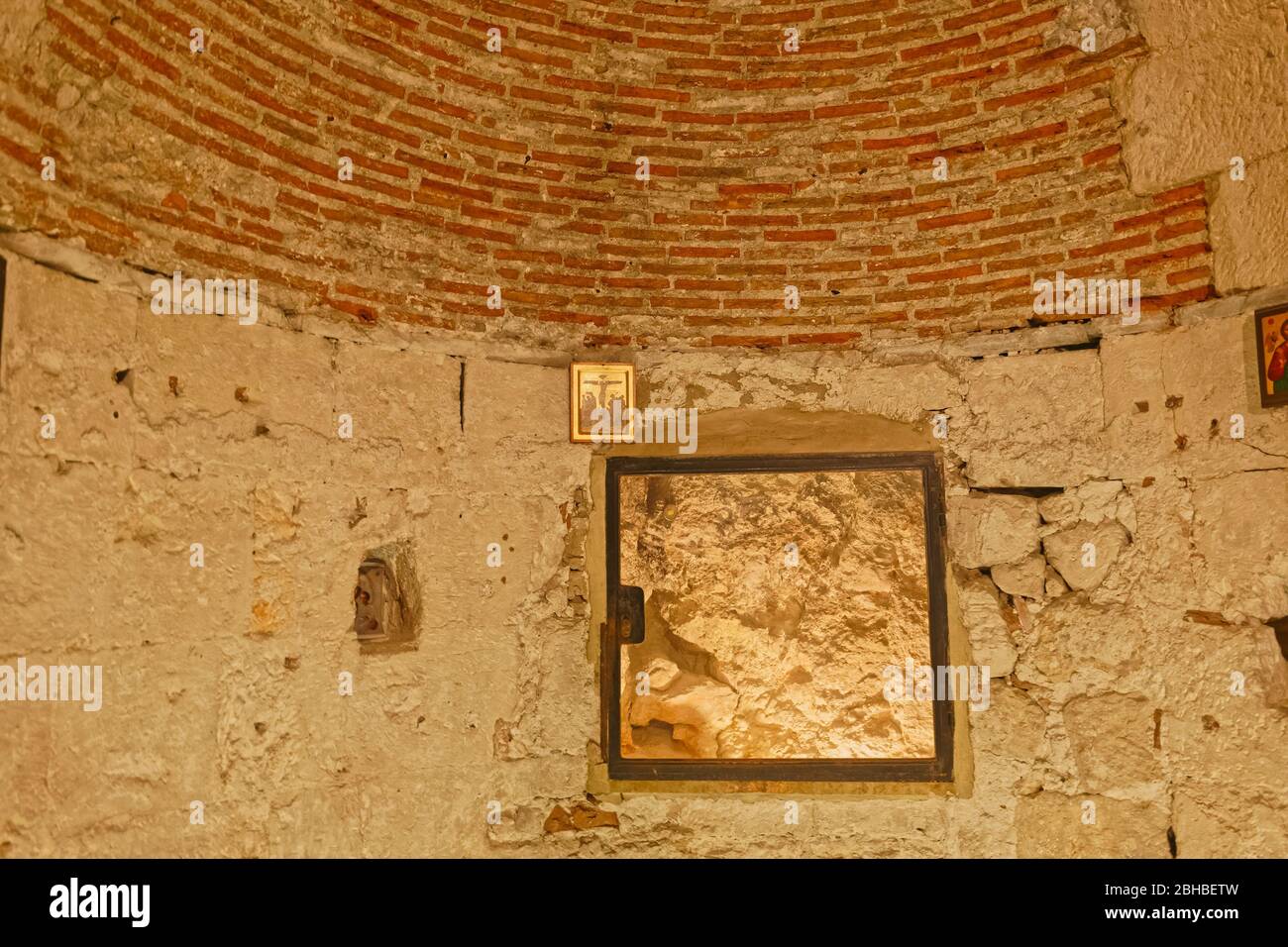 Nadie en la capilla de Adán en la Iglesia del Santo Sepulcro en