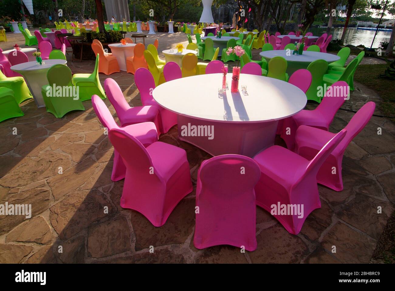Instalaciones toque A escala nacional Mesas de colores decoradas para fiestas en Hawaiian Resort Fotografía de  stock - Alamy