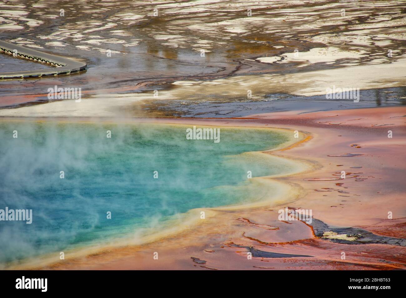 Vista aérea de primer plano del Grand Prismatic Spring en Midway Geyser Basin, Yellowstone National Park, Wyoming, Estados Unidos. Es la fuente termal más grande de la ONU Foto de stock