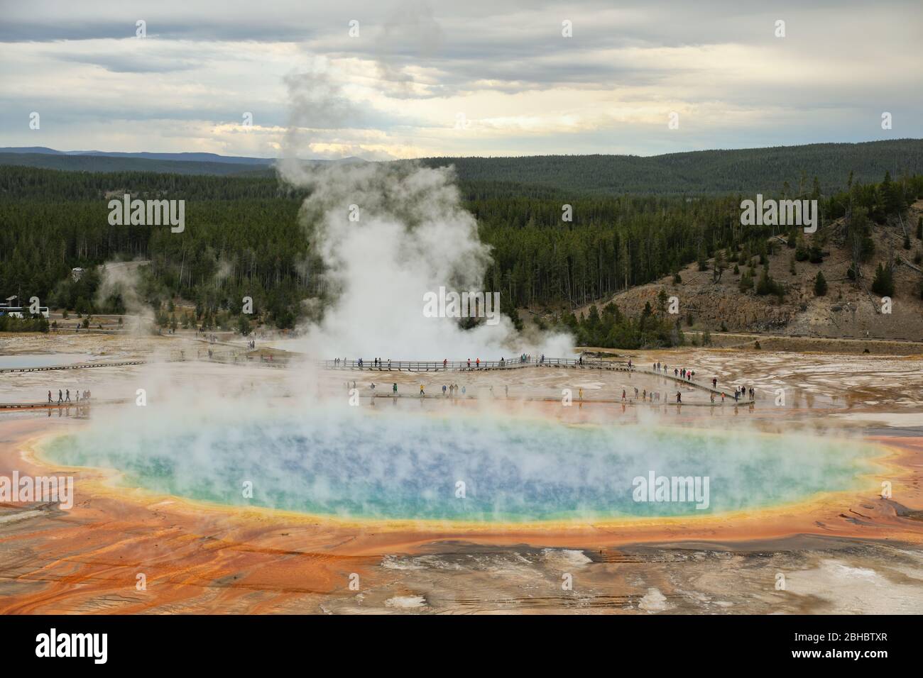 Vista aérea del Grand Prismatic Spring en Midway Geyser Basin, Yellowstone National Park, Wyoming, Estados Unidos. Es el manantial más grande de United Stat Foto de stock
