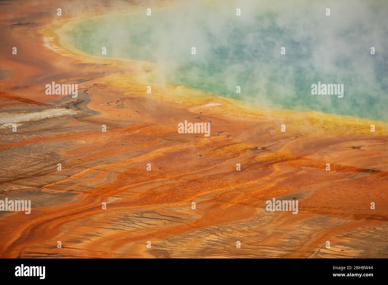 Vista aérea de primer plano del Grand Prismatic Spring en Midway Geyser Basin, Yellowstone National Park, Wyoming, Estados Unidos. Es la fuente termal más grande de la ONU Foto de stock