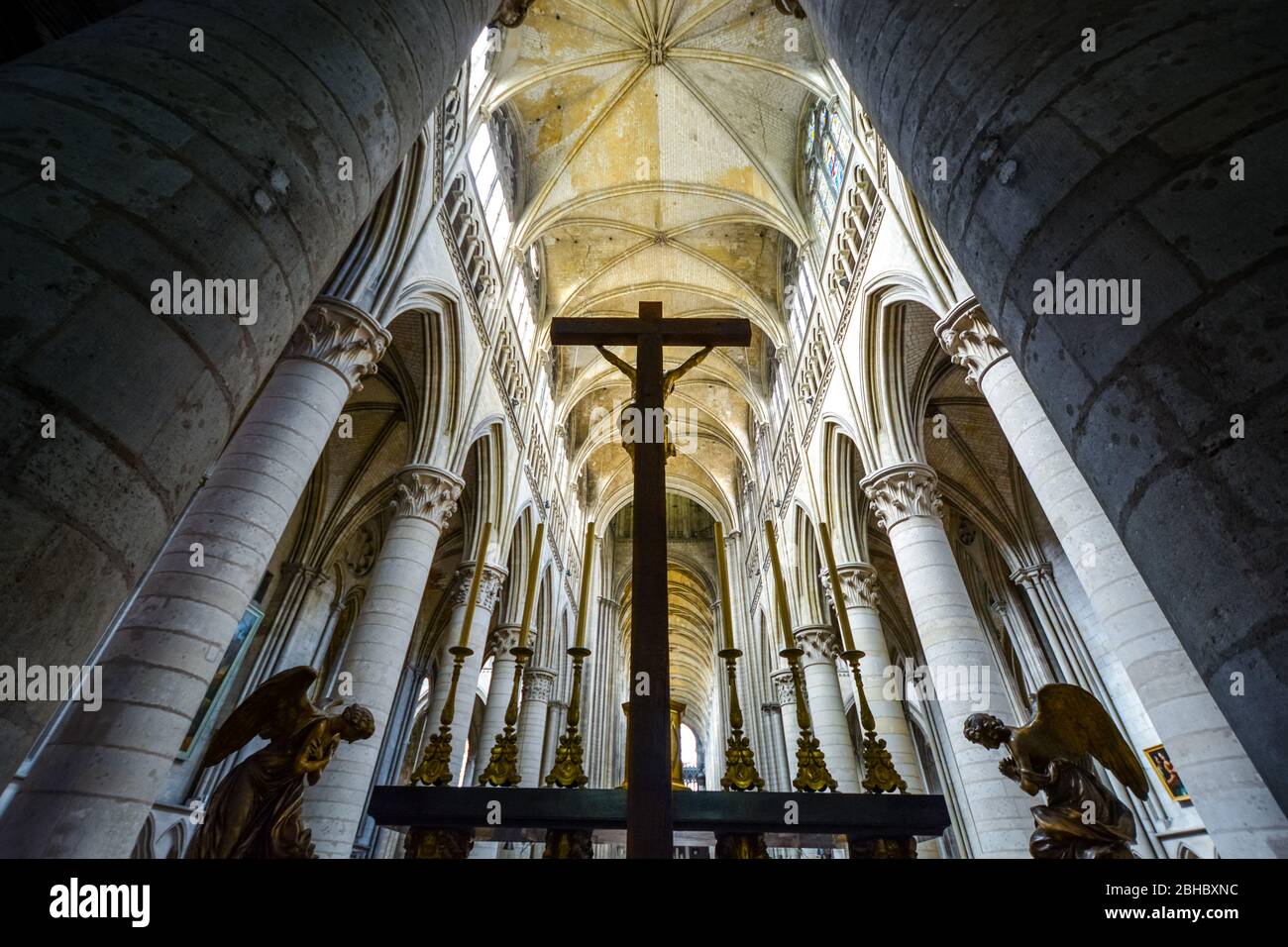 Vista de Jesucristo en una cruz desde detrás de un altar en la catedral medieval de nuestra Señora de Bayeux, en Bayeux Francia, en la región de Normandía. Foto de stock