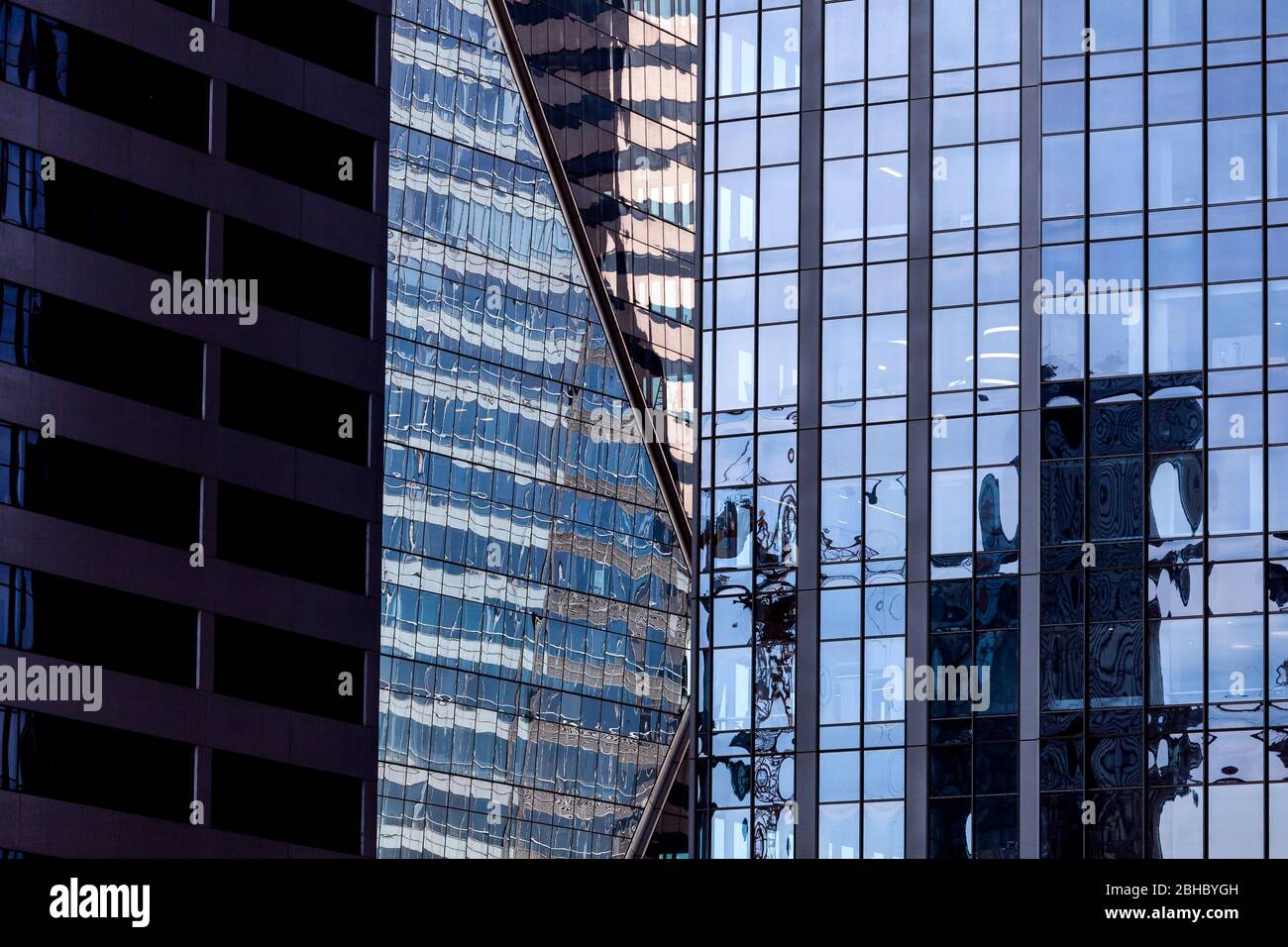 WA17445-00...WASHINGTON - edificios altos y reflectantes en Seattle. Foto de stock