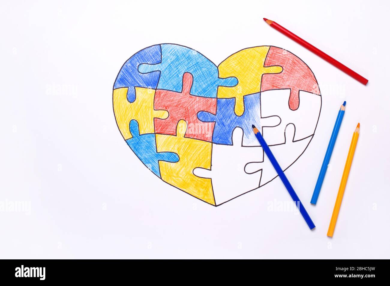 Día Mundial de la conciencia del Autismo. Lápices de colores y corazón de  dibujo sin terminar de rompecabezas multicolor. Concepto de atención de  salud mental Fotografía de stock - Alamy