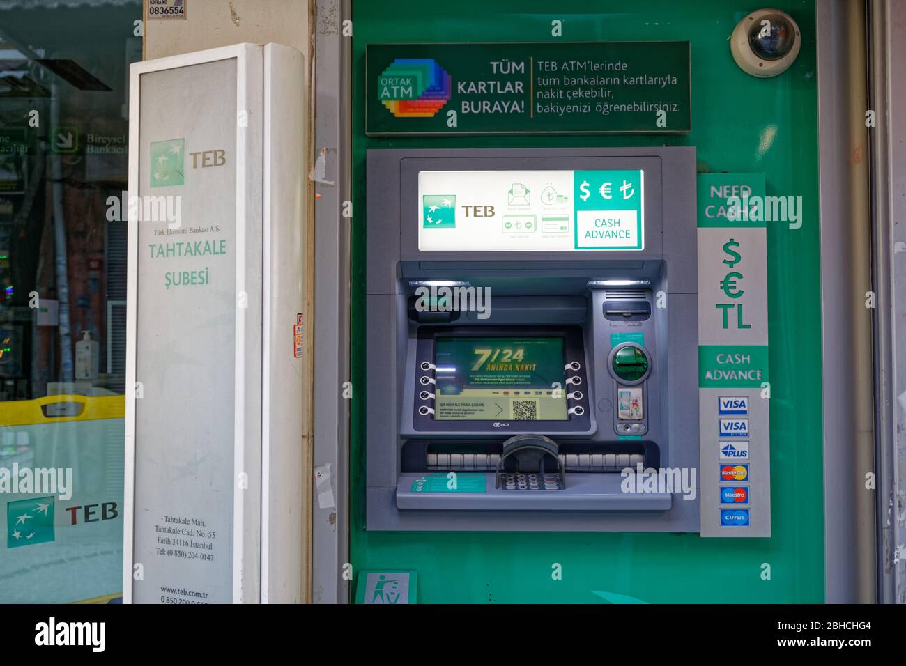 ATM de la sucursal de TEB Tahtakale en Eminonu, Estambul - Turquía. Foto de stock