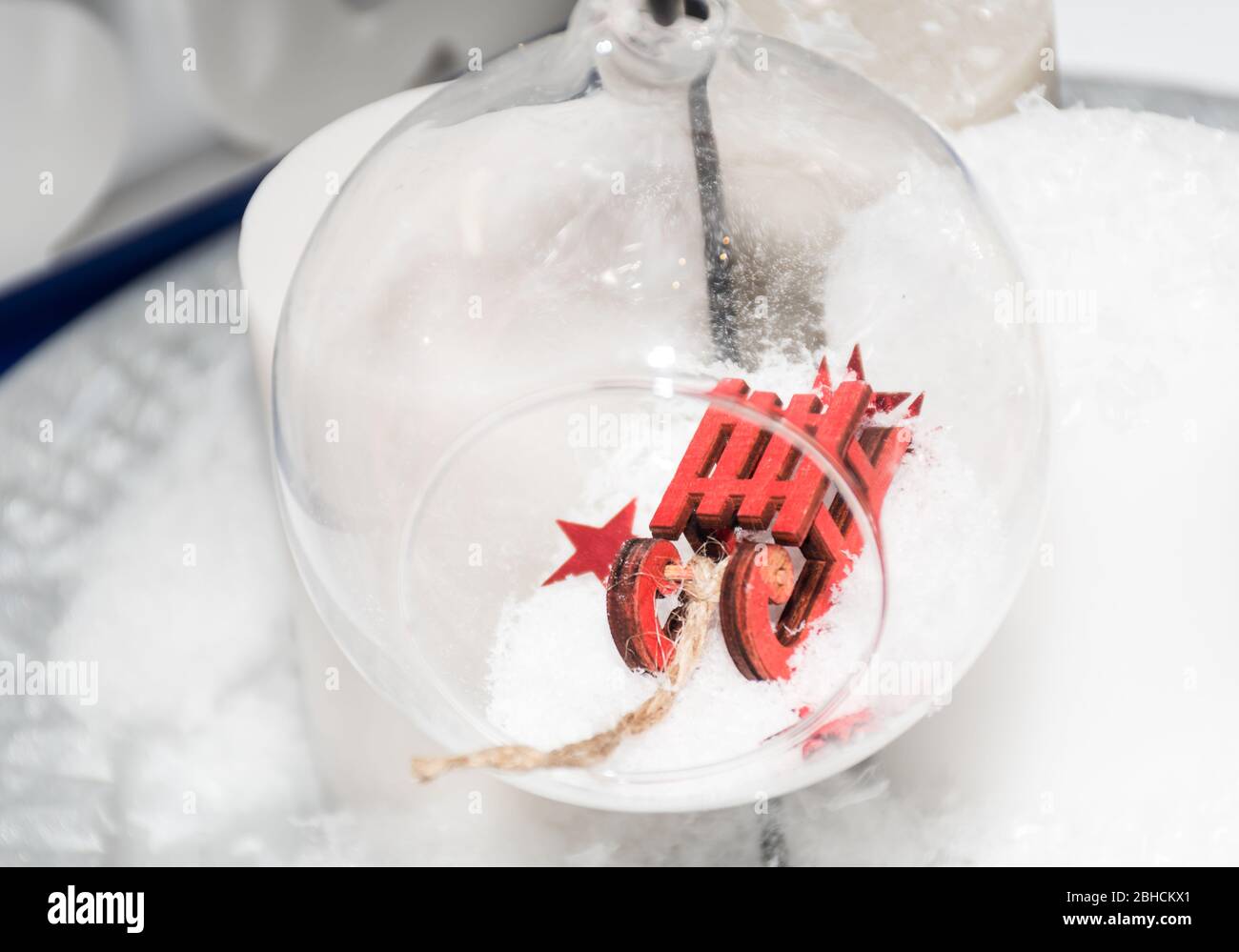 Rojo trineo Navidad fiesta juguete decoración en un globo transparente con  copos de nieve. Adornos navideños en plata para las fiestas. Tarjeta de  felicitación vis Fotografía de stock - Alamy