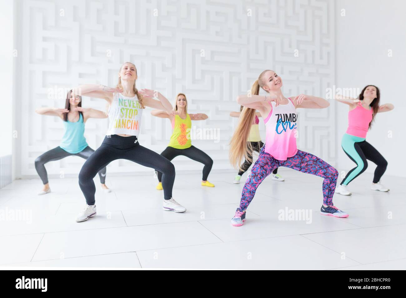 Grupo de mujeres jóvenes que visten ropa deportiva de colores en la clase  de fitness Zumba dance Fotografía de stock - Alamy