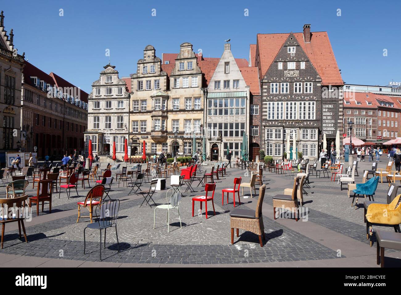 Sillas vacías protestan por los gerentes contra cierres de corona en la plaza del mercado de Bremen, Bremen, Alemania, Europa Foto de stock