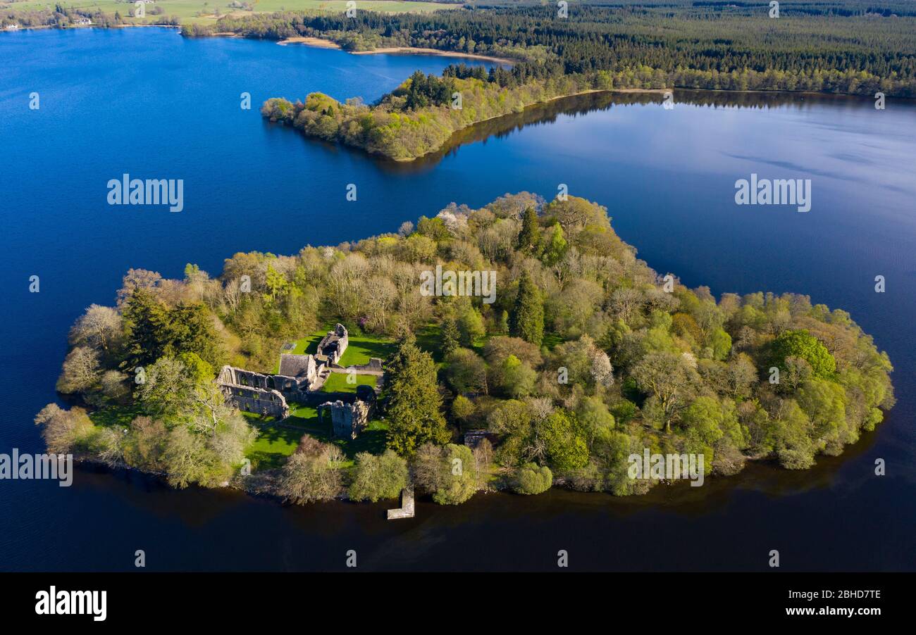 Vista aérea del Priorato de Inchmahhome en la isla de Inchmahhome en el lago de Menteith en Stirlingshire, Escocia, Reino Unido Foto de stock