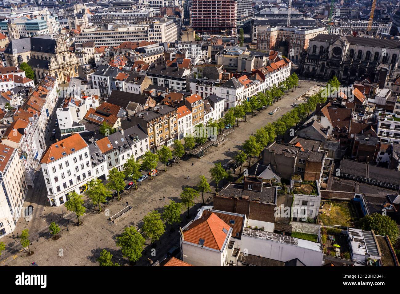 Bruselas, Bélgica - 18 de abril de 2020 - Vista aérea sobre Quai aux Briques y la Iglesia de Santa Catalina, antiguo y popular quater en Bruselas, Vista durante el confi Foto de stock