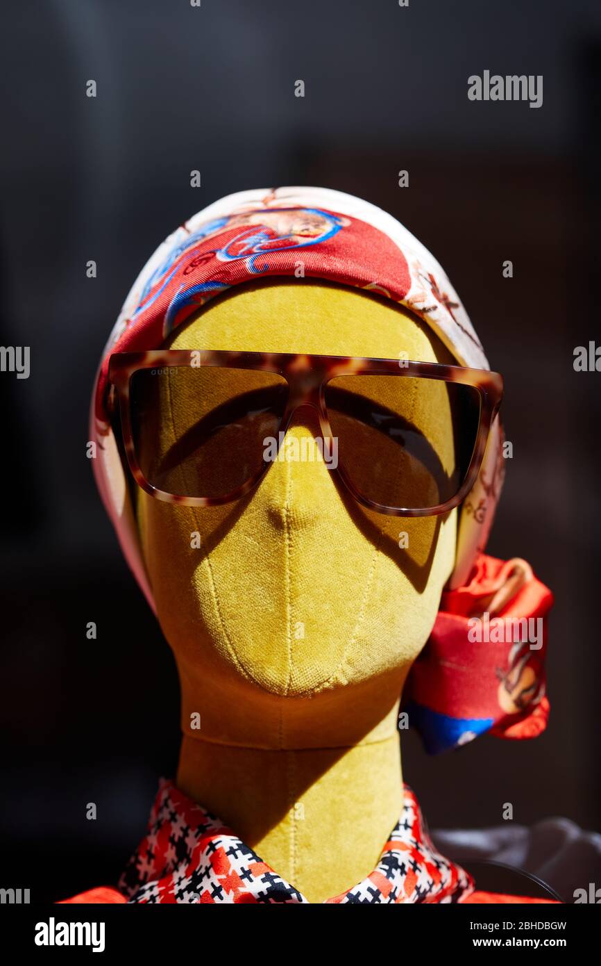 Gucci guarda la cabeza de maniquí, con gafas de sol y bufanda Fotografía de  stock - Alamy