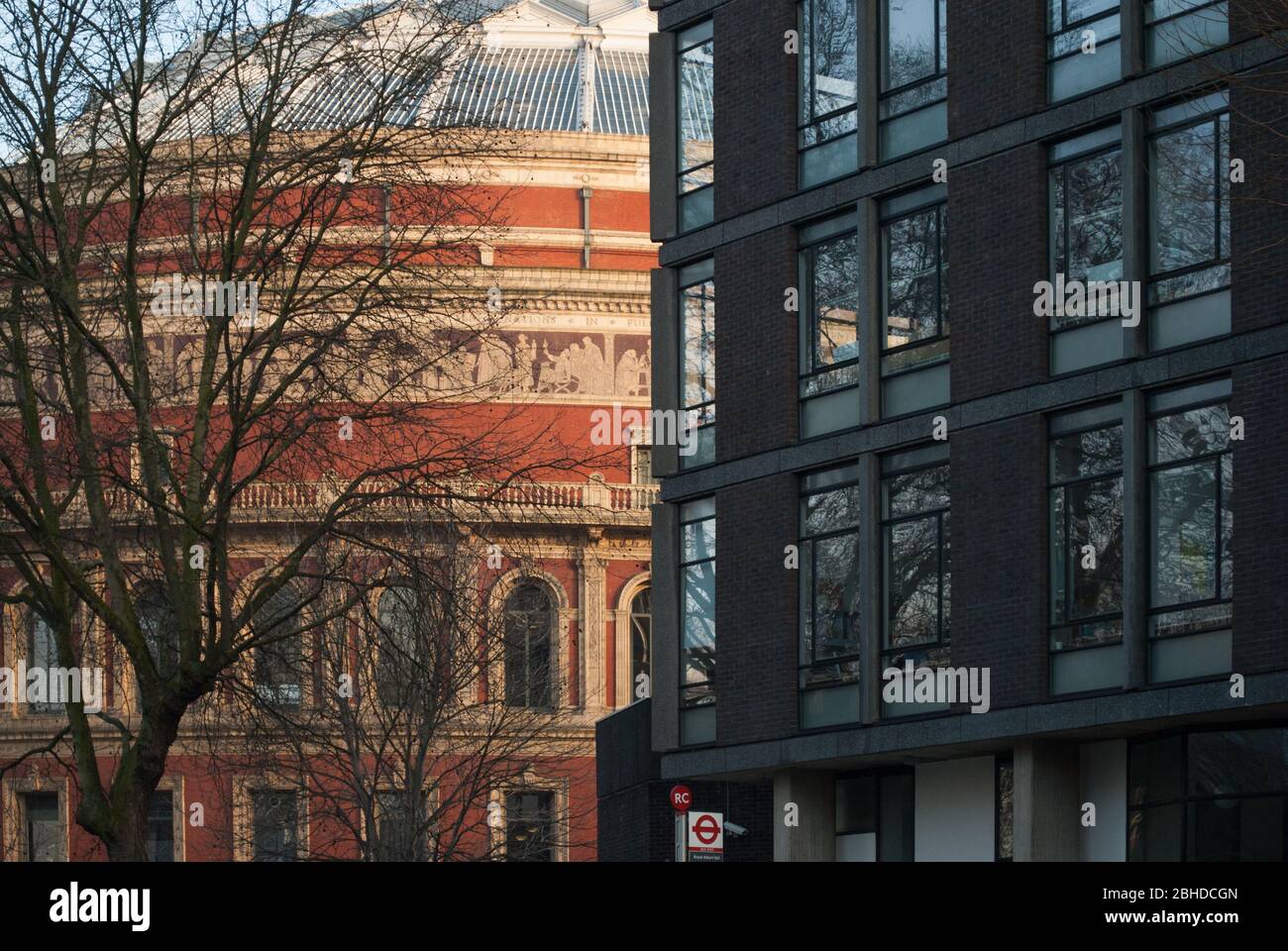 Anfiteatro Clásico The Royal Albert Hall, Kensington Gore, Londres por el Capitán Francis Fowke y el General de División Henry Y. D Scott de los Ingenieros reales Foto de stock